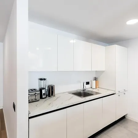 Whiteaura I 1 Bedroom W Parking Apartment *